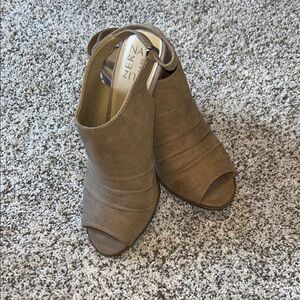 Naturalizer Women's Tan Peep-Toe Mules
